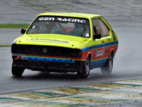 Carro correndo no autodromo